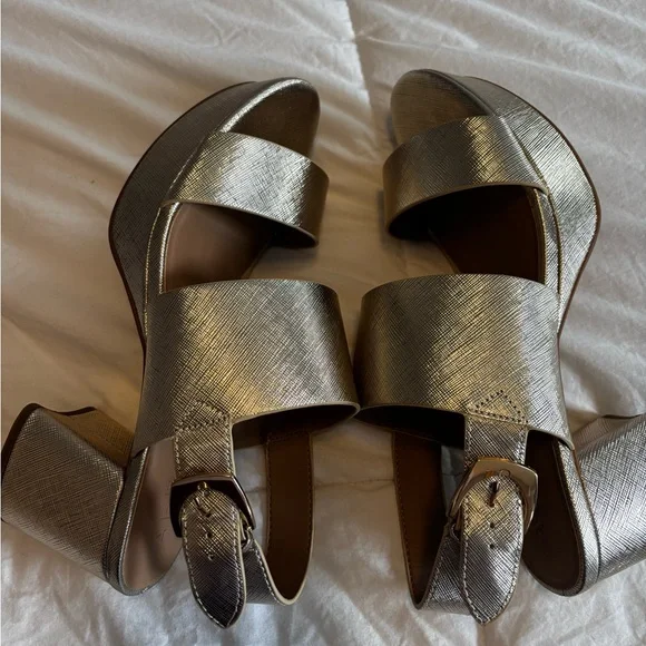 CAMILLA AEROSOLES GOLD HEELS - Picture 4 of 7